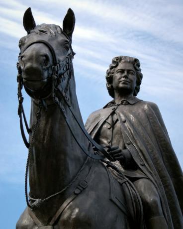 घोड़े पर सवार महारानी एलिजाबेथ द्वितीय की प्रतिमा