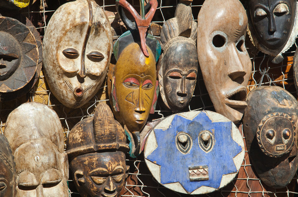 Maskeler, plastik sanatları ve dindarlığı birleştiren Afrika kültürünün unsurlarıdır.