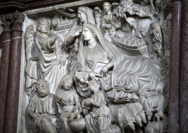Kazatelna vytesaná Nicolou Pisanem v křtitelnici města Pisa