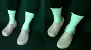 Hvilken farve Crocs med sokker ser du? Denne optiske illusion vil narre dig