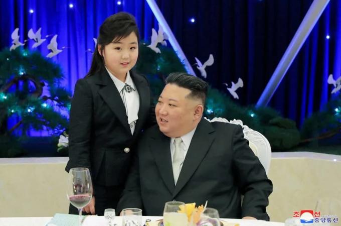 Ongeziene foto toont de Noord-Koreaanse dictator Kim Jong-Un met zijn jongste dochter