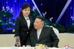 ภาพที่มองไม่เห็นแสดงให้เห็นผู้นำเผด็จการเกาหลีเหนือ Kim Jong-Un กับลูกสาวคนสุดท้องของเขา