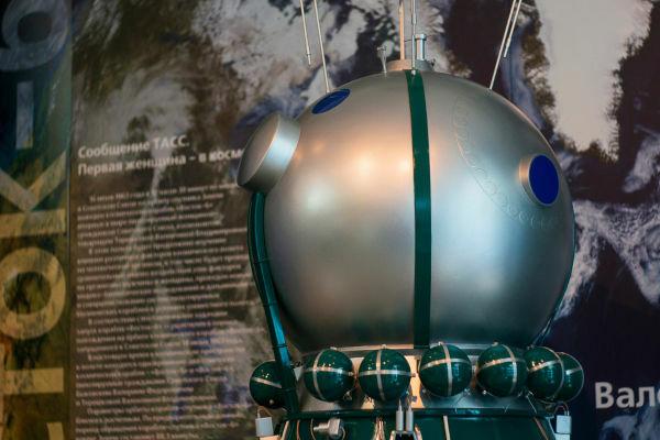 Eine Nachbildung der Vostok-6-Kapsel, der Raumsonde, die Valentina Tereshkova ins All brachte.[2]