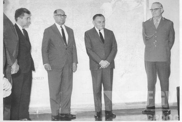 दाएं से बाएं हमारे पास दो राष्ट्रपति हैं? सैन्यकर्मी: अर्नेस्टो गीसेल और हम्बर्टो कैस्टेलो ब्रैंको। [1]
