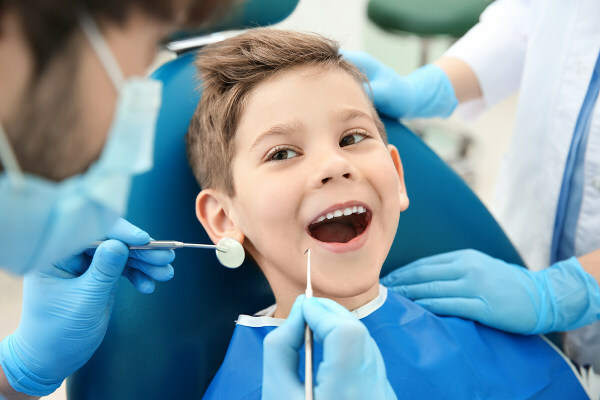 Musimy zawsze pamiętać, że szczotkowanie i nitkowanie zębów to podstawa. Równie ważna jest regularna wizyta u dentysty.