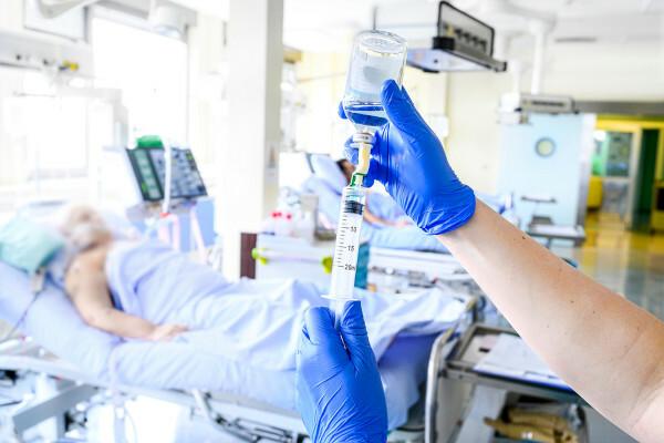 Sykepleier forbereder intravenøs medisin på intensivavdeling.