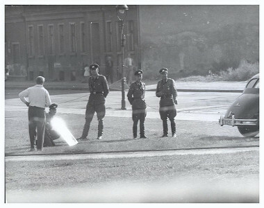 Східнонімецькі солдати намагаються перешкодити журналістам фотографуватися біля Берлінської стіни