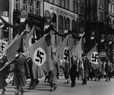 Den ydmykelsen som ble pålagt Tyskland ved Versailles-traktaten ga anledning til oppveksten av nazismen. *