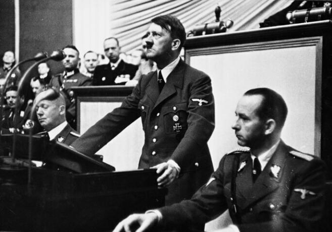 Гитлер перед нацистами в 1939 году