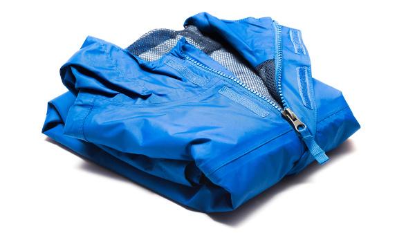 아미드의 용도 중 하나를 보여주는 파란색 나일론 재킷.