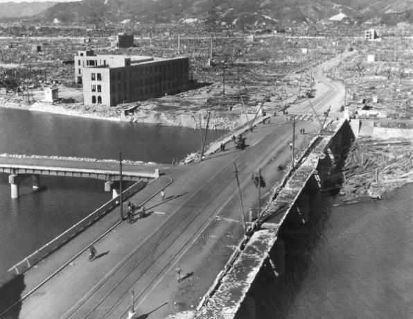 Atombumbu ietekme uz Hirosimu un Nagasaki