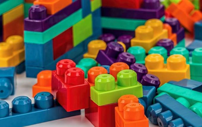 Lego: zināt rotaļlietas vēsturi, kas iezīmēja paaudzes
