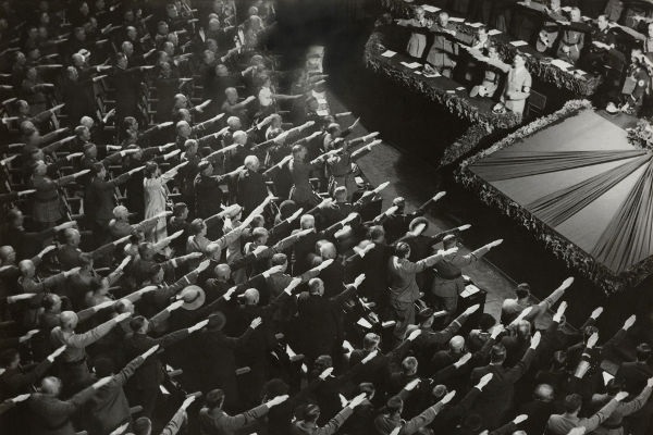 गोएबल्स द्वारा किए गए प्रचार ने हिटलर की तीखी प्रशंसा की, जिससे नाजी नेता के व्यक्तित्व का एक पंथ बन गया।[1]