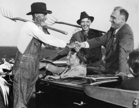 Le président Roosevelt salue les agriculteurs touchés par la crise d'octobre 1932