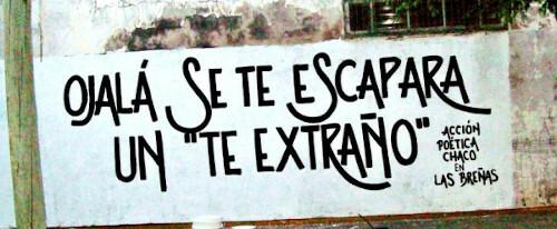Stena, kjer piše: " Ojalá if you had escape un 'te extraño'".