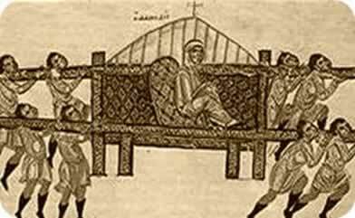 Miembro de la élite romana transportada por esclavos en una litera.