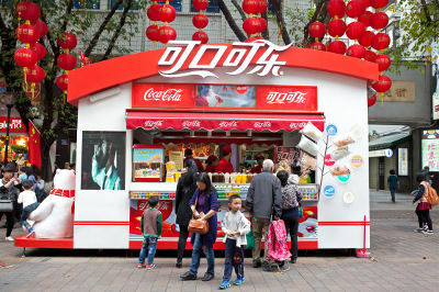 Oglaševanje Coca-Cole na majhnem prodajnem mestu v mestu Guangzhou na Kitajskem *