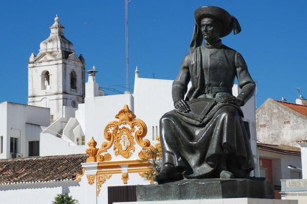 פסל של אינפנטה דום הנריקה, בעיר לאגוס