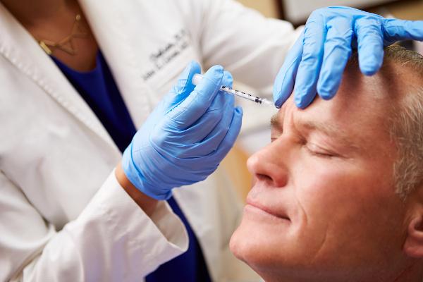 Hombre sometido a una inyección de botox.