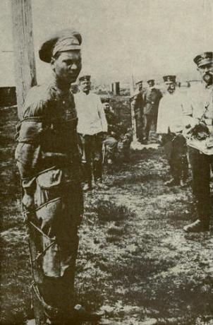 Soldat der Roten Armee, der von weißen Truppen gefangen genommen wurde.