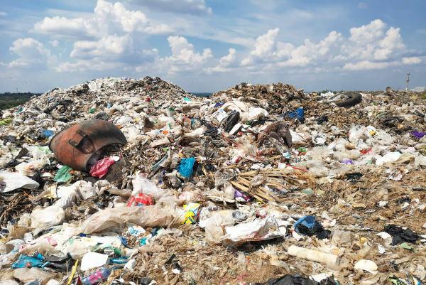 Снимка голяма купчина боклук на земята