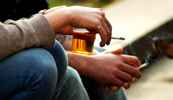 Alkohol a cigarety patří mezi nejvíce konzumované drogy v Brazílii