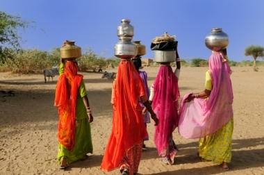 건조한 겨울에 대륙 몬순 기간에 점점 더 희소 해지는 물을 찾는 인도 여성 그룹