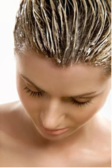 La lanoline est utilisée dans le shampooing et l'hydratation des cheveux