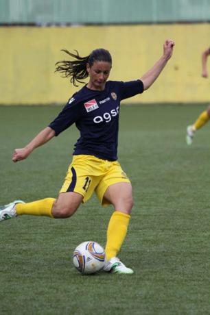 Marina Aggio atletică femeie albă aruncând mingea pe teren